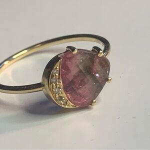 585 / 14kt Gold Pinkish Amethyst Stone Ring- has a noticeable dark spot in stone